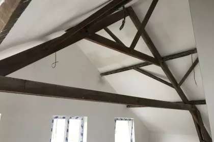 Bigger view of zolder renovatie tussen houten spanten