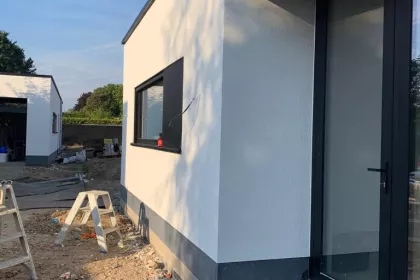 Bigger view of Aanbouw woning geïsoleerd, afgewderekt met crepi, nageschilderd tegen vervuiling